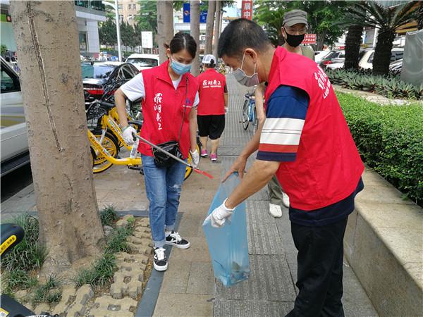 愛心服務(wù)走上街頭 2個小時為社區(qū)家園掃出一片潔凈