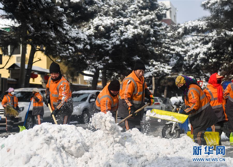 （社會(huì)）（1）長春環(huán)衛(wèi)工人清雪保路暢 