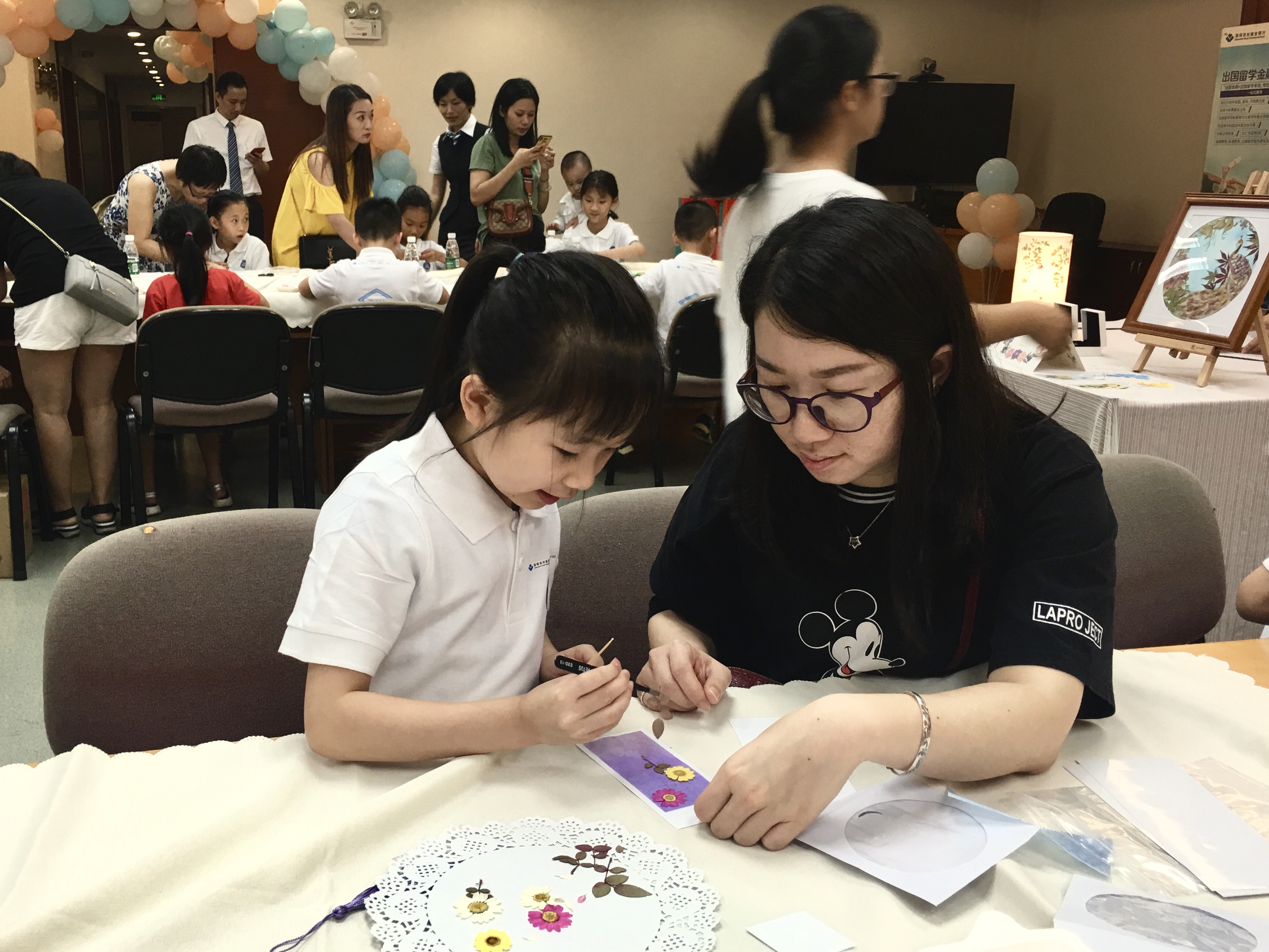 小朋友展示自己壓花技藝