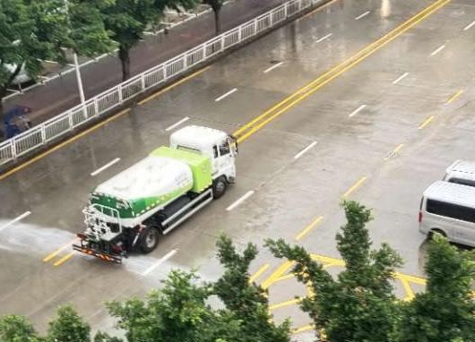 灑水車在下雨天還作業(yè)？沙井街道回應(yīng)：效果更佳